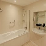 PREMIER-SUITES-Newcastle-bathroom-with-bathtub